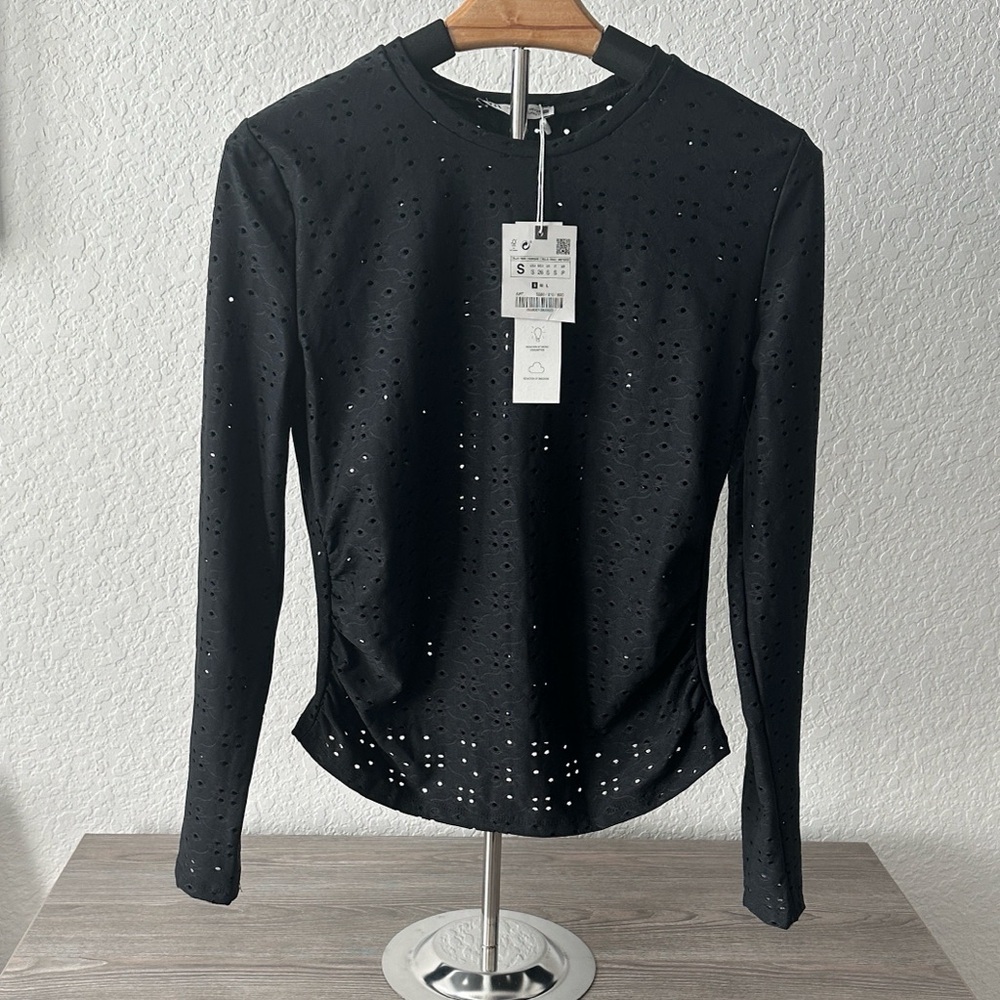 ✨ ZARA Black Eyelet Long-Sleeve Blouse – NWT ✨